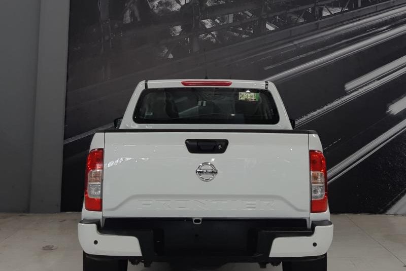 NISSAN NP 300 FRONTIER XE 2022 V4 MT