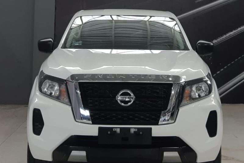 NISSAN NP 300 FRONTIER XE 2022 V4 MT