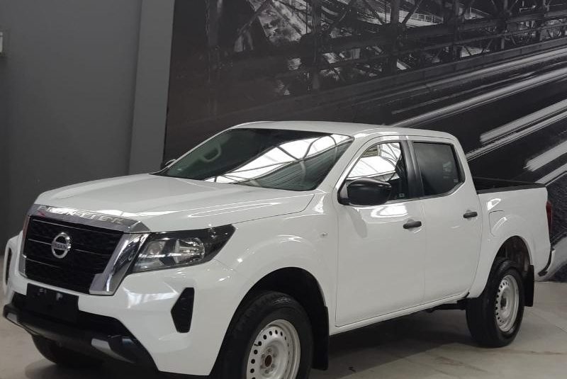 NISSAN NP 300 FRONTIER XE 2022 V4 MT