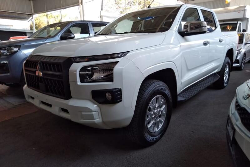 MITSUBUSHI L-200 SIN RODAR CON GARANTIA 2025 MT 4X2